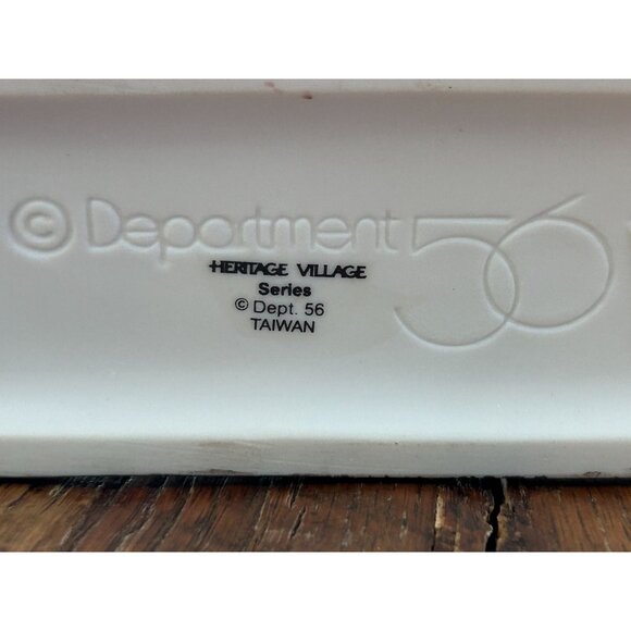 Heritage Village Collection Victoria Station Train Platform No.2 5575-1 Handpain - Picture 11 of 14